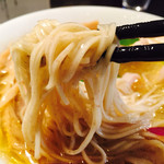 カネキッチン ヌードル - ストレートの細麺。粒々入り。