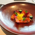 CROWN - サーモンの瞬間スモーク/サントモールブランと鱒の卵/トマトと酢橘のジュ