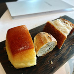 CROWN - トウモロコシのパン
      ゴマのパン
      ライ麦パン