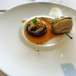 CROWN - フランス産スズキの鱗焼き/アーティチョークと白烏賊/レモンオイルの香る若鶏のジュ