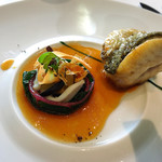 CROWN - フランス産スズキの鱗焼き/アーティチョークと白烏賊/レモンオイルの香る若鶏のジュ