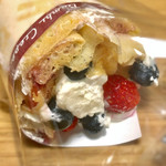 バンビクレープ - ミックスベリーチーズクリーム(¥460) テイクアウト