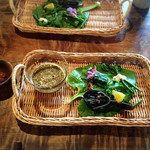 山のごはんよもぎ - （2017年5月）前菜
      ヨモギとイチゴのスムージー、ホタルイカとカンゾウの酢みそ、ハッサクマリネ、わらびのおひたし山椒風味
      