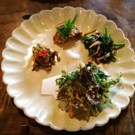 山のごはんよもぎ - （2017年5月）おばんざい盛
      野草と金針菜の和え物、枝豆・レーズンの塩レモン、車麩のトロトロ煮、野草の天ぷら
      