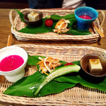 山のごはんよもぎ - （2017年7月）前菜
      ビーツのスープ、蕎麦豆腐、イカのカレーマリネ、オクラとトマトのおひたし