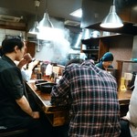 Mendokoro Hanada - 活気ある厨房