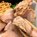 横浜らーめん　山田家  - トッピングチャーシューは分厚い♪