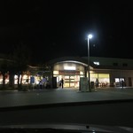 陳林 - 夜のサービスエリア外観