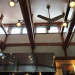 じだん - ウッディーな店内