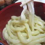 須崎食料品店 - 醤油をかけて