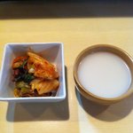 韓国家庭料理 こんべ - キムチ（普通に漬かってる）とマッコリ（安い！）