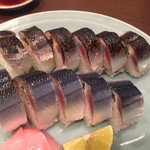竹うち - 秋刀魚押し寿司 (生と炙りのハーフ＆ハーフ)