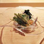 祇園 鮨 忠保 - 先付は杉江智さんの器：ワカメみょうがウミブドウ(2017.9月昼コース)