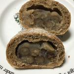 落花生あんぱんの断面
