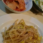 定園 - 自家製もやしナムルとキムチ