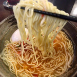 麺らいけん - 澄んだスープにトマトが良く合います
