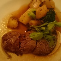 スンガリー 新宿東口本店 - バストルマ（牛ヒレ肉の串焼き、グルジア風）
