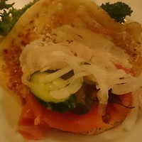 スンガリー 新宿東口本店 - マリノーブナヤ・ケタとブリヌイ　（ロシア式フレッシュサーモンマリネのブリヌイクレープ包み）