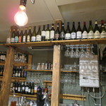 HATAKE NO NAKA - カウンターから見える風景、前回よりワインが増えています(2017年9月)