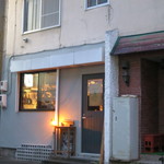 HATAKE NO NAKA - ポツンと明りがともる外観(2017年9月)