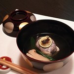 料理屋 真砂茶寮 - お椀：月見椀　太刀魚のしんじょ