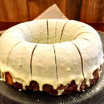 カーニバル - マーブルケーキ@ホロホロ崩れるパウンドケーキをホワイトチョコレートコーティング。いっぱいほお張るとむせるので要水分！