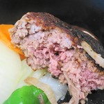 焼肉ノ志志 - 神戸肉・但馬肉ふわふわハンバーグ、レアレアで提供されるのでロースターで好みに焼きます