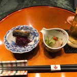 Shiyounai Zatsuko - お通し／秋刀魚有馬煮・もって菊、帆立マリネ
