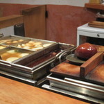 小田原おでん本店 - カウンターのおでん鍋