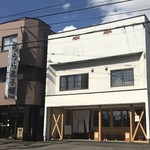 みうら菓子舗 - 店舗並び横駐車場ございます。