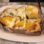 喫茶萩 - チーズトースト（450円税込）は、3センチを超える大きめのトーストに2種のチーズがタップリ。