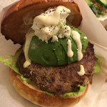 喫茶萩 - アボカドバーガーのアップ。アボカドの上にクリームチーズ？とサワークリームが載っています。