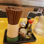 ぎょうざの満洲 - 箸、酢、醤油、ラー油、コショウ