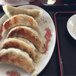 十二ケ月 - 餃子が結構、大きくてジュ〜シ〜で中味も詰まった、美味しい餃子でした。近いにあったらビ一ルと餃子で昼呑みに行きたいお店です。