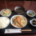 Shino Wa Ruru - 週替わりランチ　五目野菜炒め（中央）。