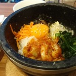 韓国料理bibim’ - 石焼きビビンバ。