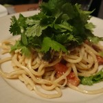 鮎とパクチーのパスタ