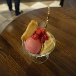 ジェラテリア アクオリーナ - コッパジェラート 赤リンゴとバニラ（850円）税込