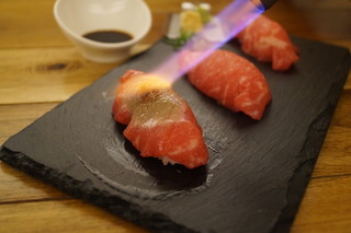 窯焼きワイン酒場JIJIバル - 肉寿司はお客様の目の前で焼き上げます！
