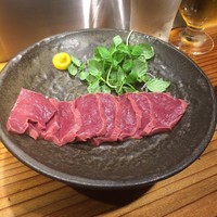 熟成ホルモン・山形牛 炭火焼肉 牛語 - ハツ刺し