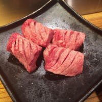 熟成ホルモン・山形牛 炭火焼肉 牛語 - 厚切りタン