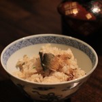 空花 - 鮎ご飯をお椀によそって
