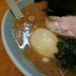 らー麺 家道 - 久しぶりの訪問ということで、店長が味玉をサービスしてくれました！！