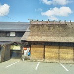 そば処鶴子 - 今では珍しい茅葺屋根の店