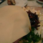 鑫福 - 肉の細切り炒めと野菜を豆腐皮で巻いて食べます。