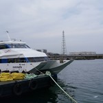 Oshokujidokoro Sengyoshou Uotetsu - 近くの港から出航している淡路島行き連絡船