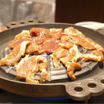 松尾ジンギスカン - 先に肉を投入。