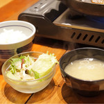 松尾ジンギスカン - ご飯、味噌汁、サラダがセット