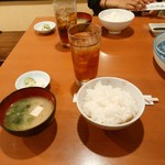 Kuitei - ごはん中、味噌汁、漬物
