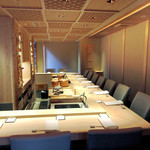 祇園 鮨 忠保 - 中扉を開けると店内